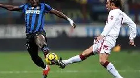 王嘉尔与美女网红亲密互动，夜店狂欢引热议